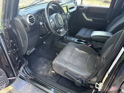 Used 2012 Jeep Wrangler Unlimited Sahara AWD/4WD image 17