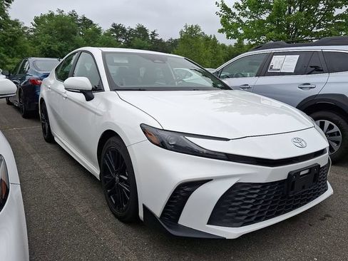 Used 2025 Toyota Camry SE FWD image 3