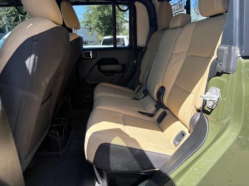 Used 2023 Jeep Gladiator Sport AWD/4WD image 9