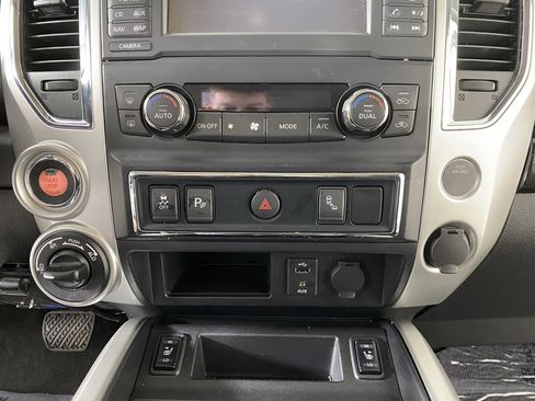 Used 2018 Nissan Titan SV w/ SV Convenience Package AWD/4WD image 28