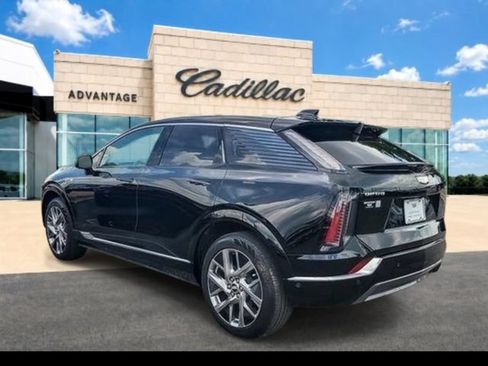 Certified 2025 Cadillac Optiq Luxury 2 w/ LPO, Floor Liner Package AWD/4WD image 10