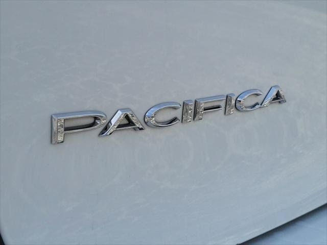 Used 2024 Chrysler Pacifica Touring-L FWD image 8