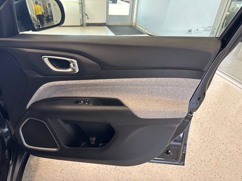 Used 2023 Jeep Compass Latitude AWD/4WD image 38