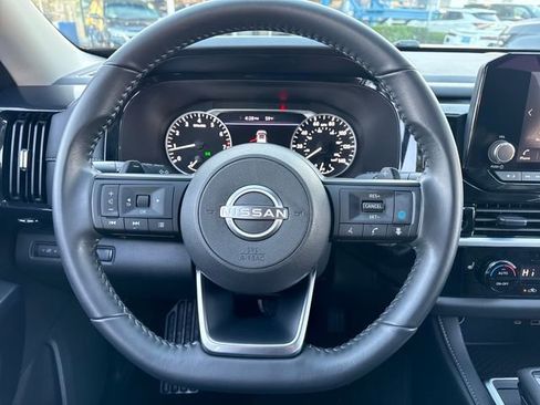 Used 2025 Nissan Pathfinder SV image 14