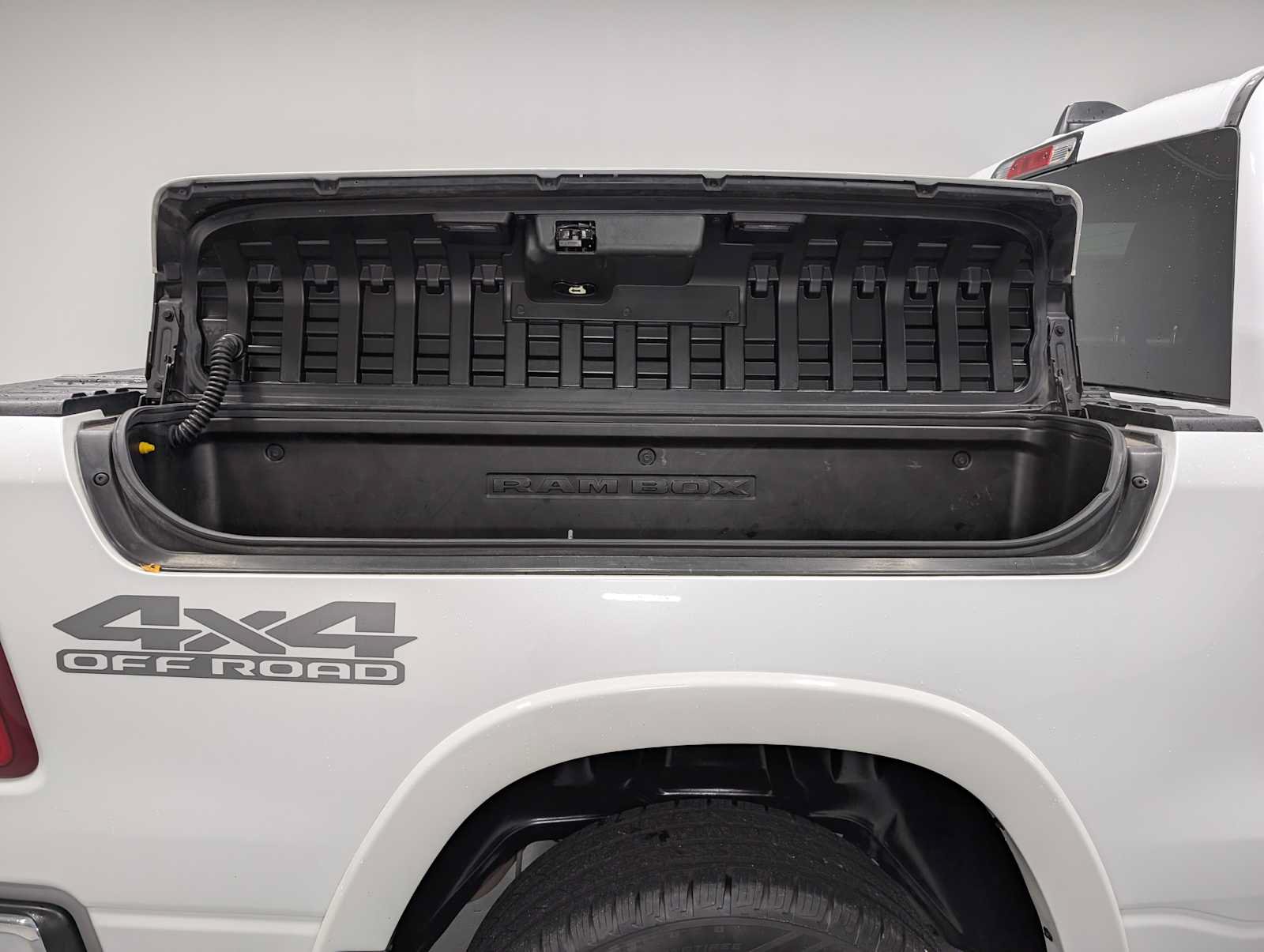 Used 2019 RAM 1500 Laramie AWD/4WD image 14