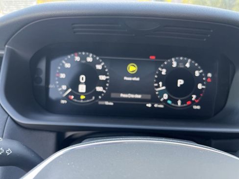 Used 2025 Land Rover Discovery S image 18