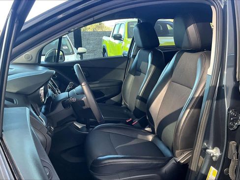 Used 2022 Chevrolet Trax LT w/ LT Convenience Package image 7