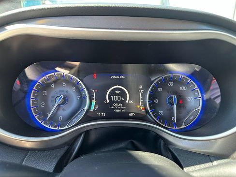 Used 2023 Chrysler Pacifica Touring-L FWD image 18