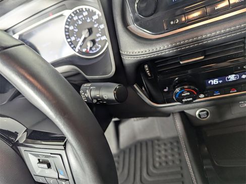 Used 2023 Nissan Rogue SL w/ SL Premium Package image 24