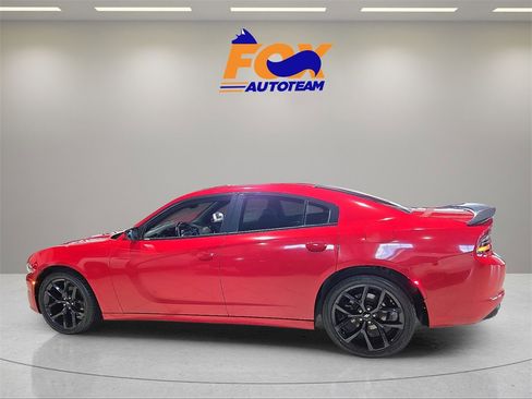 Used 2019 Dodge Charger SXT image 2