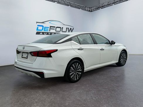 Used 2025 Nissan Altima 2.5 SV FWD image 3