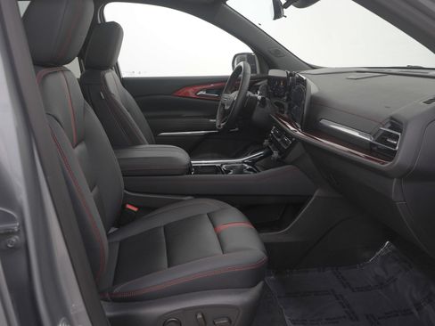 Used 2025 Chevrolet Traverse RS image 14