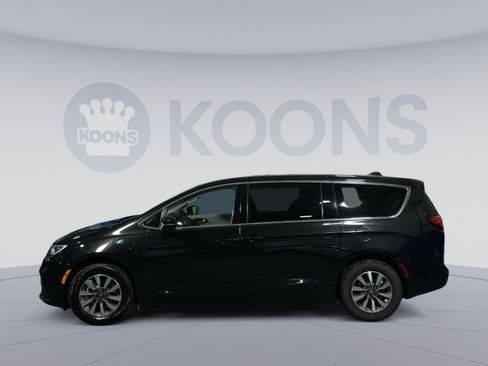 Used 2022 Chrysler Pacifica Touring-L w/ Uconnect Theater Family Group image 2