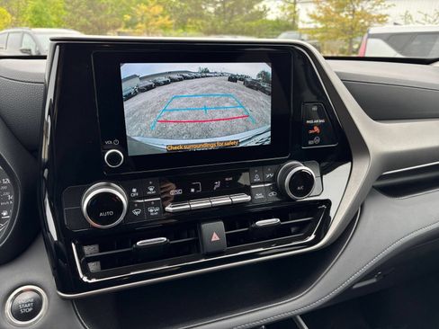Used 2025 Toyota Highlander LE FWD image 27