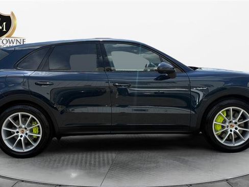 Used 2025 Porsche Cayenne E-Hybrid w/ Premium Package Plus AWD/4WD image 6