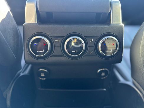 Used 2018 Land Rover Discovery HSE image 12