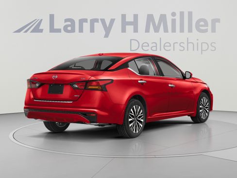 Used 2023 Nissan Altima 2.5 SV AWD/4WD image 2
