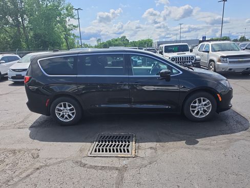 Used 2023 Chrysler Voyager LX FWD image 2