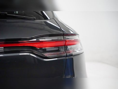 Used 2025 Porsche Macan image 12