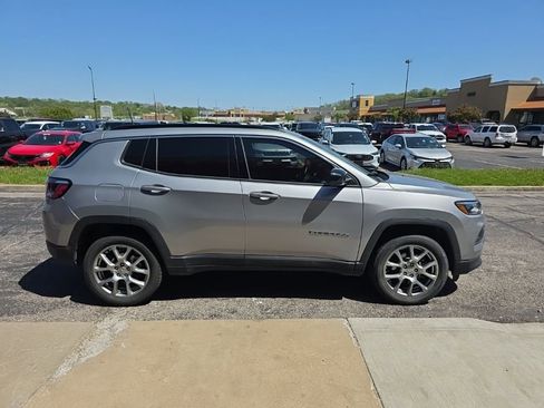 Used 2022 Jeep Compass Latitude image 4