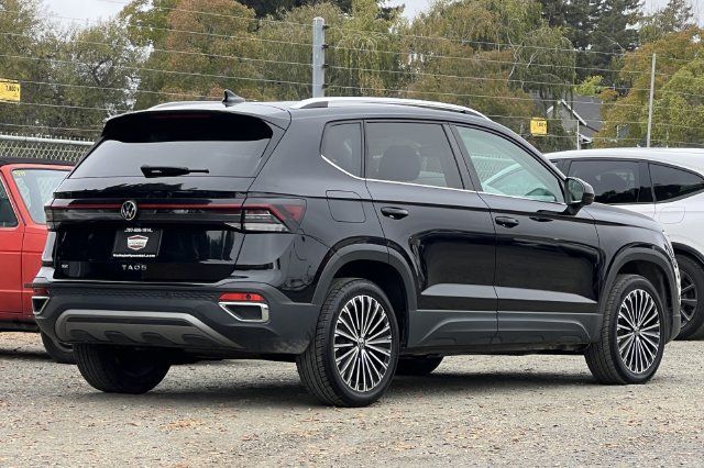 Used 2025 Volkswagen Taos SE FWD image 5