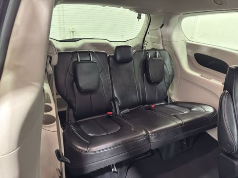 Used 2023 Chrysler Pacifica Touring-L FWD image 46