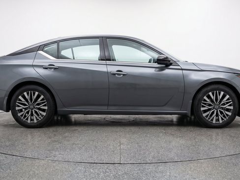 Used 2025 Nissan Altima 2.5 SV FWD image 11