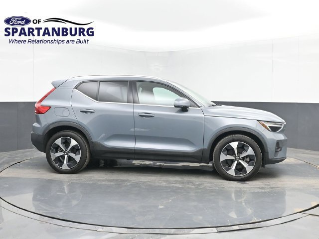 Used 2023 Volvo XC40 B4 Ultimate FWD image 3