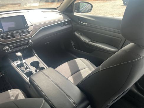 Used 2025 Nissan Altima 2.5 SV FWD image 35