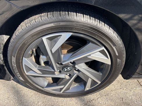 Used 2025 Hyundai Elantra Limited image 34