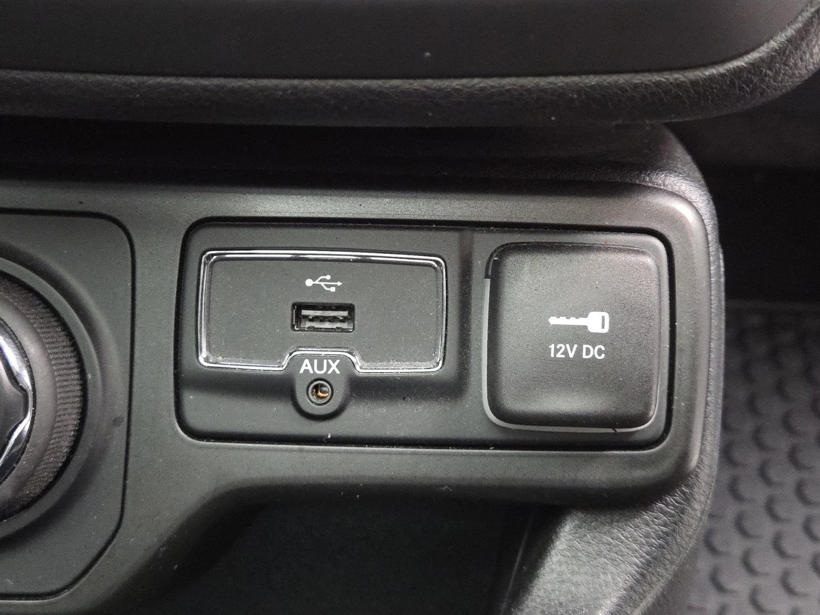 Certified 2018 Jeep Renegade Limited w/ UConnect 8.4 Nav Group AWD/4WD image 44
