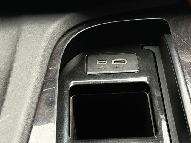 Used 2023 Cadillac Escalade Premium Luxury w/ LPO, Illumination Package RWD image 6