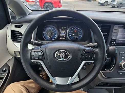 Used 2020 Toyota Sienna LE w/ LE Preferred Package FWD image 22