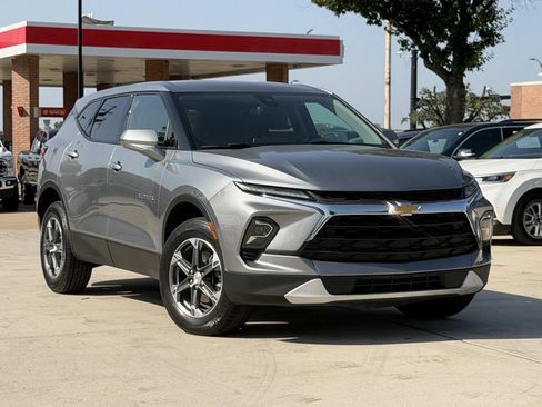 Used 2025 Chevrolet Blazer LT FWD image 2