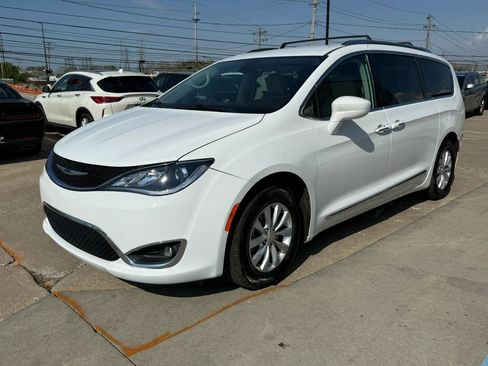 Used 2019 Chrysler Pacifica Touring-L FWD image 5