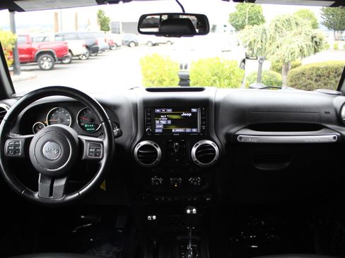 Used 2016 Jeep Wrangler Unlimited Sahara w/ Connectivity Group AWD/4WD image 25