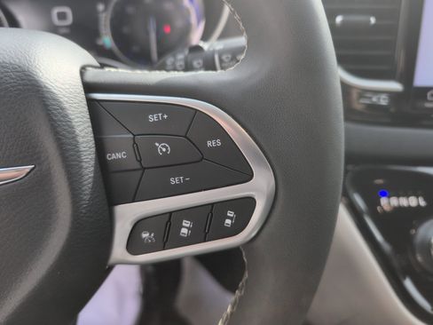 Used 2024 Chrysler Pacifica Touring-L image 18