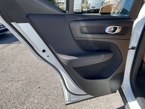 Used 2022 Volvo XC40 T5 Inscription w/ Climate Package image 23