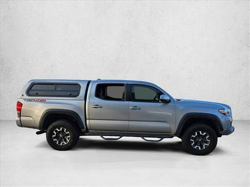 Used 2017 Toyota Tacoma TRD Off-Road image 4