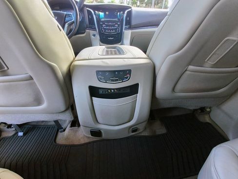 Used 2016 Cadillac Escalade Luxury AWD/4WD image 30