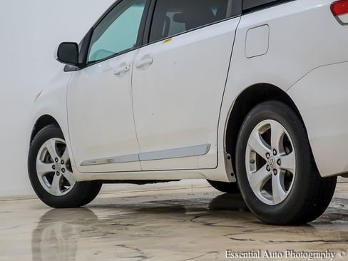 Used 2011 Toyota Sienna LE image 10