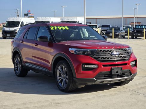 Used 2022 Ford Explorer XLT w/ Equipment Group 202A AWD/4WD image 4