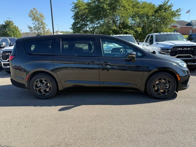 Used 2023 Chrysler Pacifica Touring-L w/ S Appearance Package FWD image 11