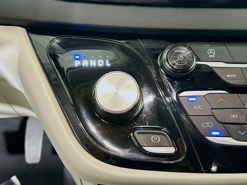 Used 2023 Chrysler Voyager LX image 20