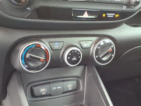 Used 2025 Hyundai Venue SE image 13