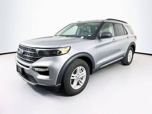 Used 2024 Ford Explorer XLT w/ Equipment Group 202A RWD image 3