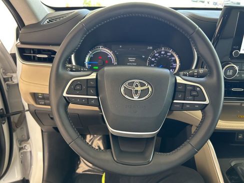 Used 2024 Toyota Highlander XLE AWD/4WD image 17