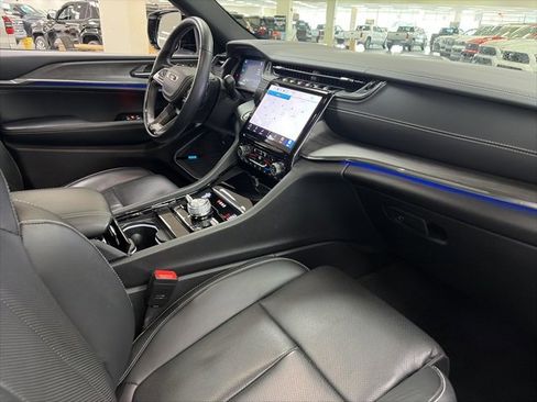 Used 2024 Jeep Grand Cherokee Overland w/ Advanced Protech Group III image 9