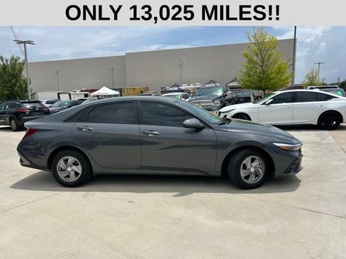 Used 2025 Hyundai Elantra SE FWD image 2