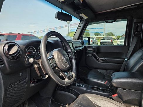 Used 2014 Jeep Wrangler Unlimited Sahara AWD/4WD image 5